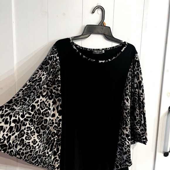 Bat winged ladies top black with animal print - Picture 2 of 5